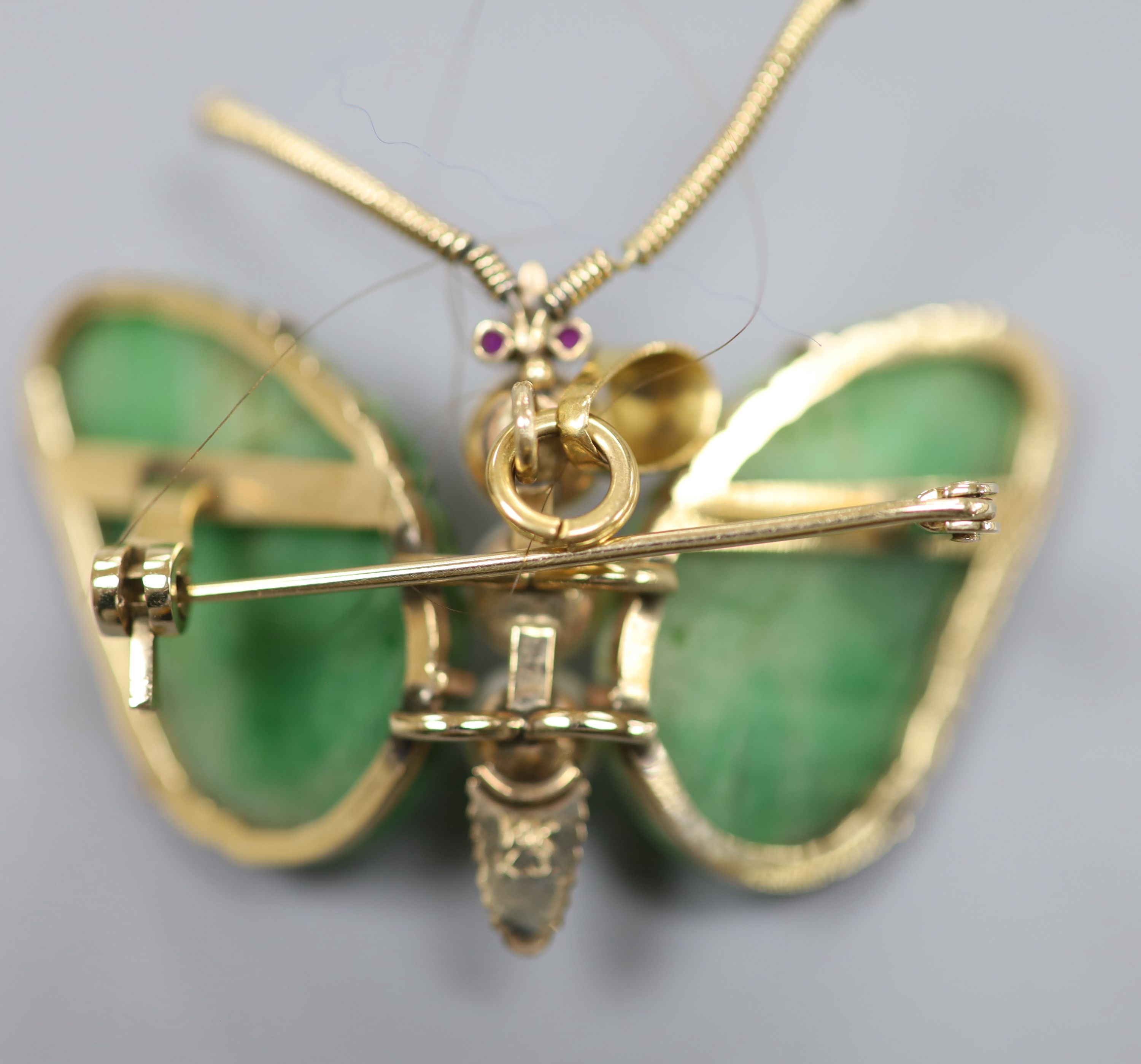 A 20th century 14k mounted jade and cultured pearl set butterfly pendant brooch,